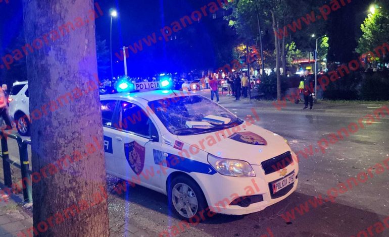 DEL FOTO/ Tjetër incident në Tiranë, turma e tifozëve të Romës sulmon makinën e policisë
