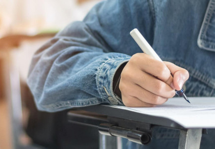CAKTOHEN DATAT/ Provimet e klasës IX, në të njëjtën periudhë me maturën. Afati i ri për aplikimet në universitet