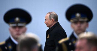 PUTIN NËNSHKRUAN LIGJIN/ Heq kufirin e moshës për tu regjistruar në ushtri