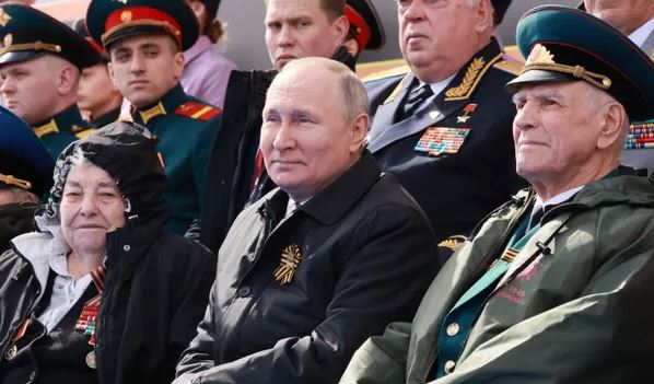 FJALIMI NË DITËN E FITORES/ Putin e lidh pushtimin e Ukrainës me Luftën e Dytë Botërore: Ushtarët rus po luftojnë për…