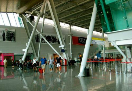 “DO DYFISHOHEN KAPACITETET NË AEROPORT”/ Drejtori i Aviacionit Civil tregon masat për finalen e Conference League: Turmat e njerëzve që festojnë duhet…