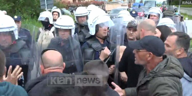 PROTESTA/ Tension mes policisë dhe banorëve të Rinasit: Ikni ore në Ukrainë, bëni trimin me ne ju