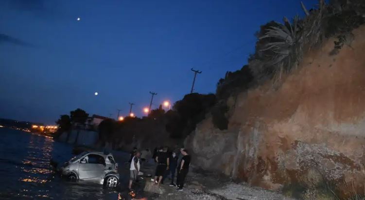 PAMJET/ Aksident i frikshëm në Greqi, makina me dy fëmijë bie në det