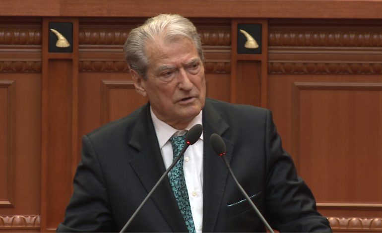 MAXHORANCA RRËZON EMRIN E SIMON MIRAKËS TE DOSJET/ Berisha: Akt i shëmtuar, është ikonë e vuajtjes së persekutimit