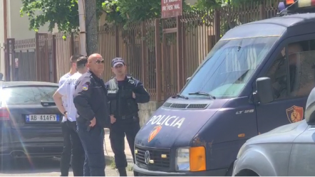E FUNDIT/ Grabitet me armë një bankë e nivelit të dytë, autorët marrin paratë dhe ia mbathin
