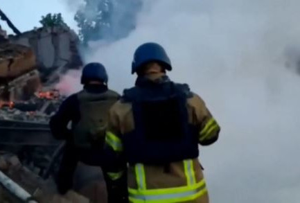 BOMBË RUSE MBI SHKOLLËN NË UKRAINË/ Dalin pamjet nga ndërtesa e shkatërruar dhe e përfshirë nga flakët
