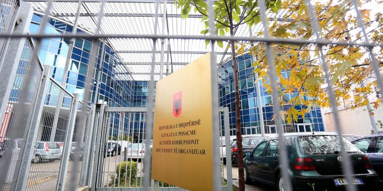 POLICIA “KREH” DISA QYTETE ME URDHËR TË SPAK/ Lëshohen 32 urdhër-arreste, dy të prangosur në Tiranë