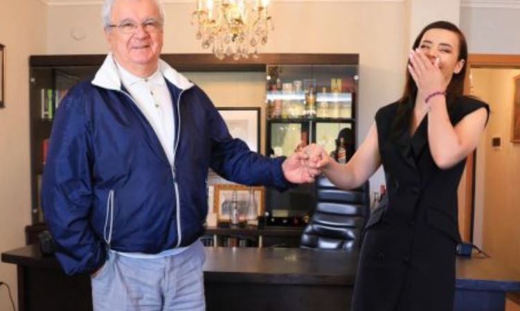 “MERR EDHE TI NDONJË SHOQE”/ Spartak Ngjela i bën një ftesë të hapur moderatores në emision: Pimë dhe ndonjë gotë…