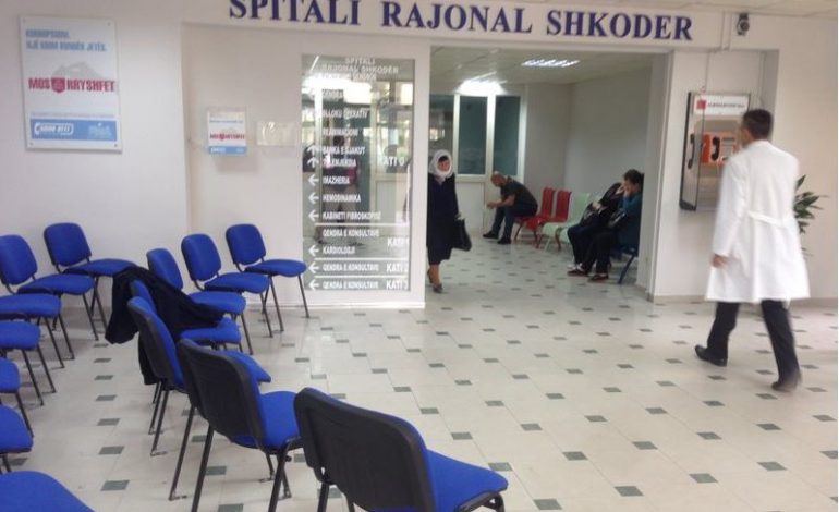 E TRISHTË/ U aksidentuan tre ditë më parë, ndërron jetë në spital 21-vjeçari. Nëna e tij në gjendje kritike