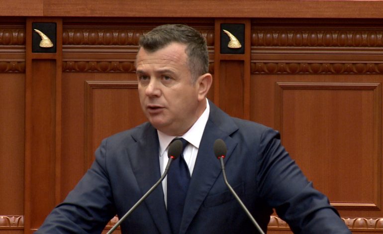 AKUZA BERISHËS PËR SREBRENICËN/ Balla: Je përgjegjës! Furnizojë ushtrinë serbe me naftë kontrabandë