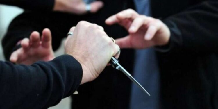E RËNDË/ Një vajzë ther me thikë 15-vjeçarin, detajet e para të policisë