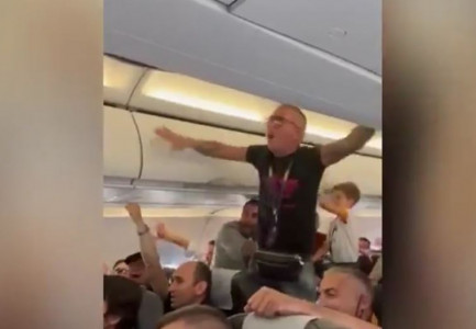 TIFOZËT E ROMËS NË DELIR/ Shikoni si festojnë në avion ndërkohë që fluturojnë drejt Tiranës