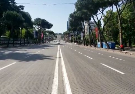 VËZHGIMI NË RRUGËT E TIRANËS/ Asnjë qarkullim mjetesh në Bulevardin “Dëshmorët e Kombit”! Tualete portative për tifozët