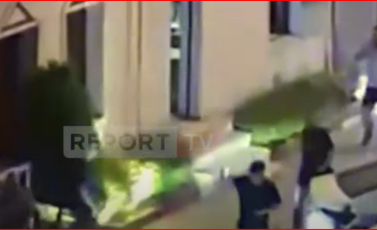 U VRA NGA POLICI 25 VJEÇAR/ Ja momenti kur efektivi transportohet në spital nga kolegët, kaos në komisariatin e policisë