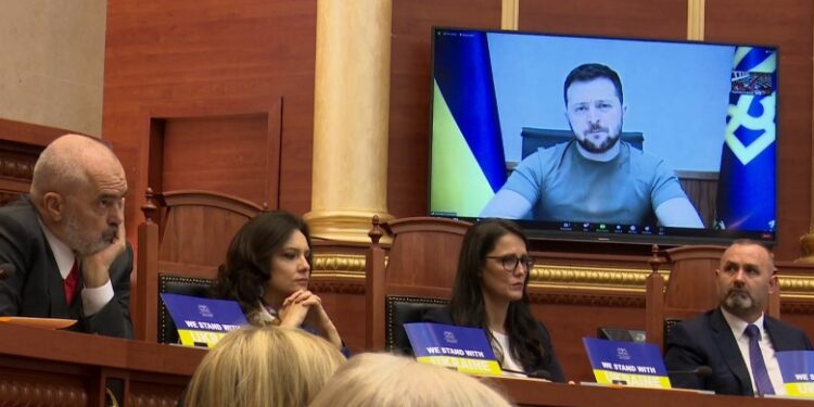 PO NDODH! Nis fjalimi i Zelenskyt në Kuvendin e Shqipërisë