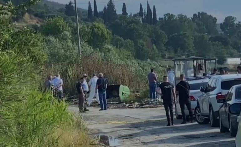 U GJET I VRARË NË NJË SERË NË FIER/ Roja 67-vjeçar ishte goditur disa herë me thikë. Krimi u zbulua nga…