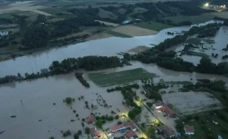 RESHJET E DENDURA TË SHIUT/ Rrugët kthehen në “lumenj” në Greqi, përmbyten banesat