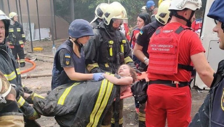 PAMJET PREKËSE/ Momenti kur vogëlushja nxirret e gjallë nga rrënojat në Kiev, babai humbi jetën nga sulmet ruse