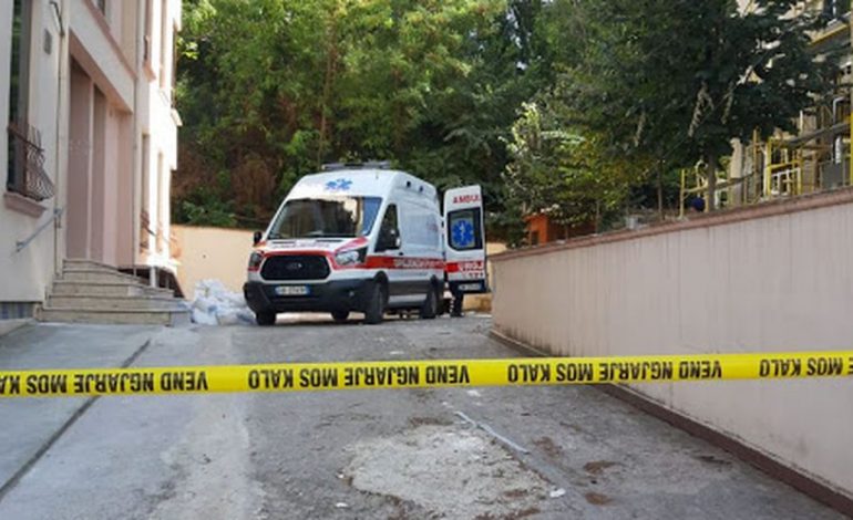 E RËNDË/ 29-vjeçari tenton t’i japë fund jetës duke u hedhur nga kati i 3-të i pallatit