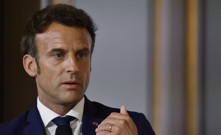 “MOS E POSHTËRONI RUSINË”/ Macron zemëron Ukrainën