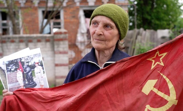 NJIHUNI ME BABUSHKËN Z/ Gruaja që u bë ikonë e propagandës ruse. Si e përdori Kremlini imazhin e ukrainases