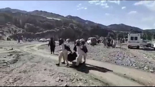 TËRMETI I FUQISHËM NË AFGANISTAN/ Momenti kur mbërrin helikopteri për të marrë të plagosurit (VIDEO)