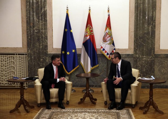 DIALOGU PRISHTINË-BEOGRAD/ Lajçak vizitë treditore në Serbi, takohet me Vuçiç dhe liderë të opozitës