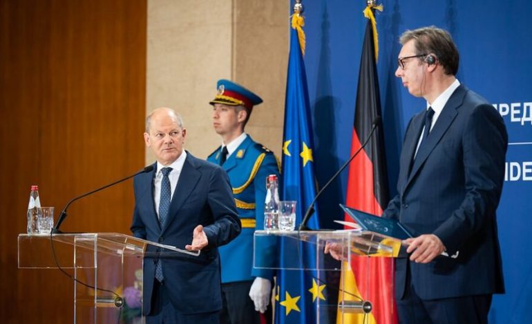 “SERBI, MOS U UL NË DY KARRIGE”/ Vuçiç me shpatulla pas muri në Bruksel: E kam përgjigjen gati për sanksionet ndaj Rusisë…