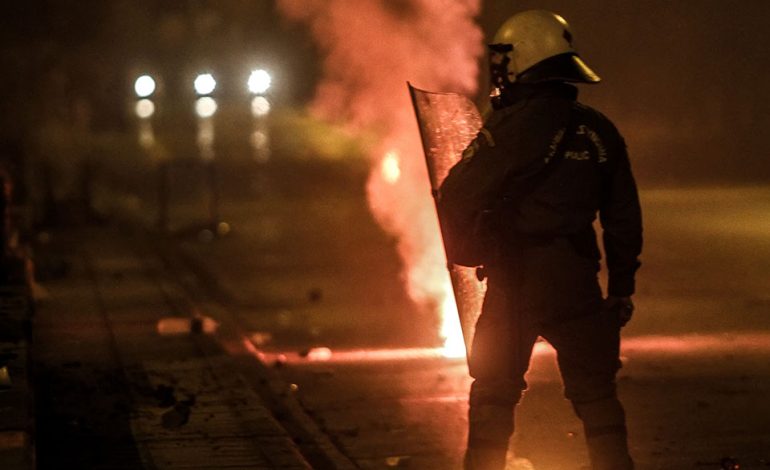TENSIONE NË ATHINË/ Sulmohen zyrat e PASOK dhe ministria e Jashtme