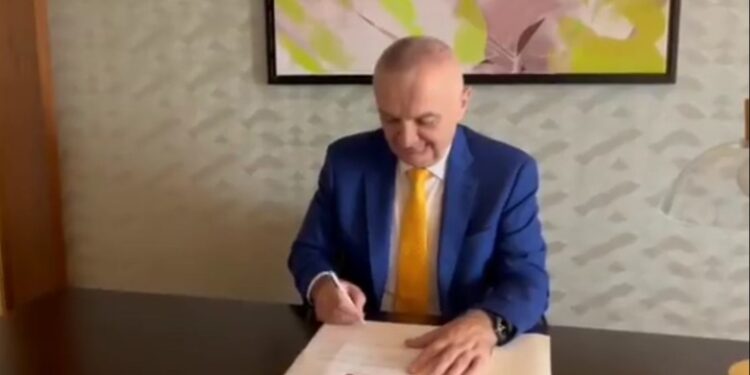 E FUNDIT/ Meta firmos nga Stambolli lirimin nga detyra të gjeneral Bajram Begës. I hapet rruga të votohet për president