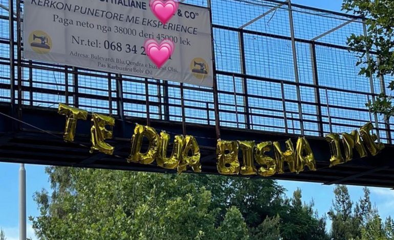 Një njoftim pune dhe një dedikim romantik në një FOTO të vetme!