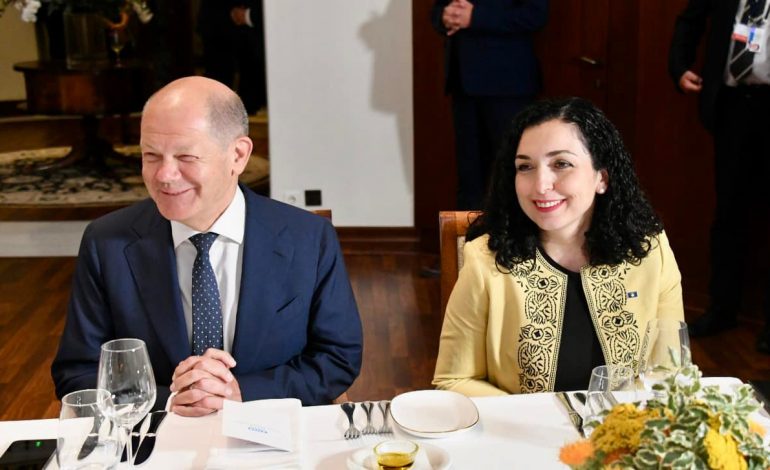 “HASMI NË OBORR, I MUNGON VUÇIÇ”/ Vjosa Osmani nxjerr fotot nga takimi në Selanik, komentuesit kapen me Ramën