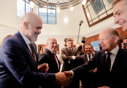 RAMA NDAN FOTOT NGA DARKA E PUNËS NË SELANIK/ Momenti kur shtrëngon duart me kancelarin gjerman dhe takimi me Vuçiç