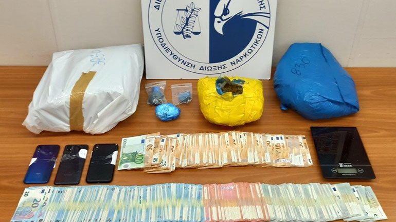 “SI CJAPI TE KASAPI”/ Fshihnin kokainën mes mishit në dyqan, arrestohen 4 shqiptarë në Greqi