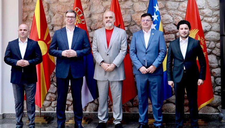 SOT DITA E DYTË E SAMITIT TË BALLKANIT TË HAPUR/ Mali i Zi dhe Bosnja si vëzhgues, Kosova refuzon