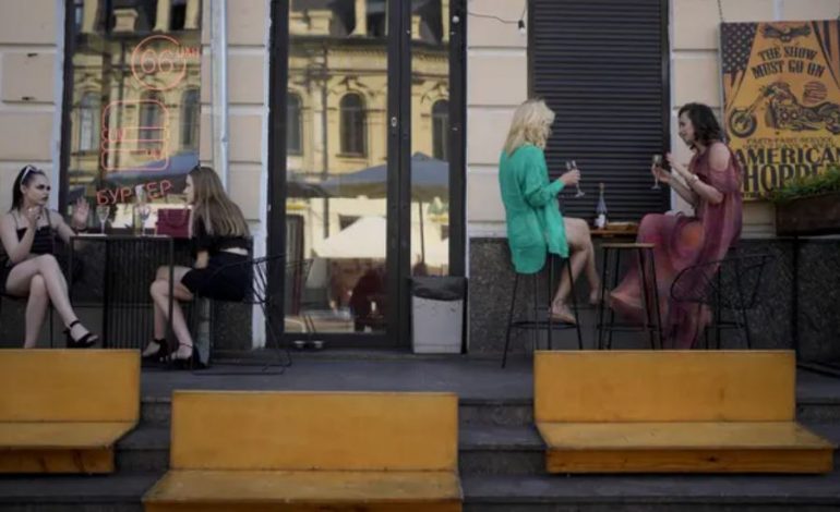 NË KËRKIM TË NORMALITETIT/ Në Kiev banorët po fillojnë të jetojnë sërish, por shpërthimet e granatave i zgjojnë herë pas here