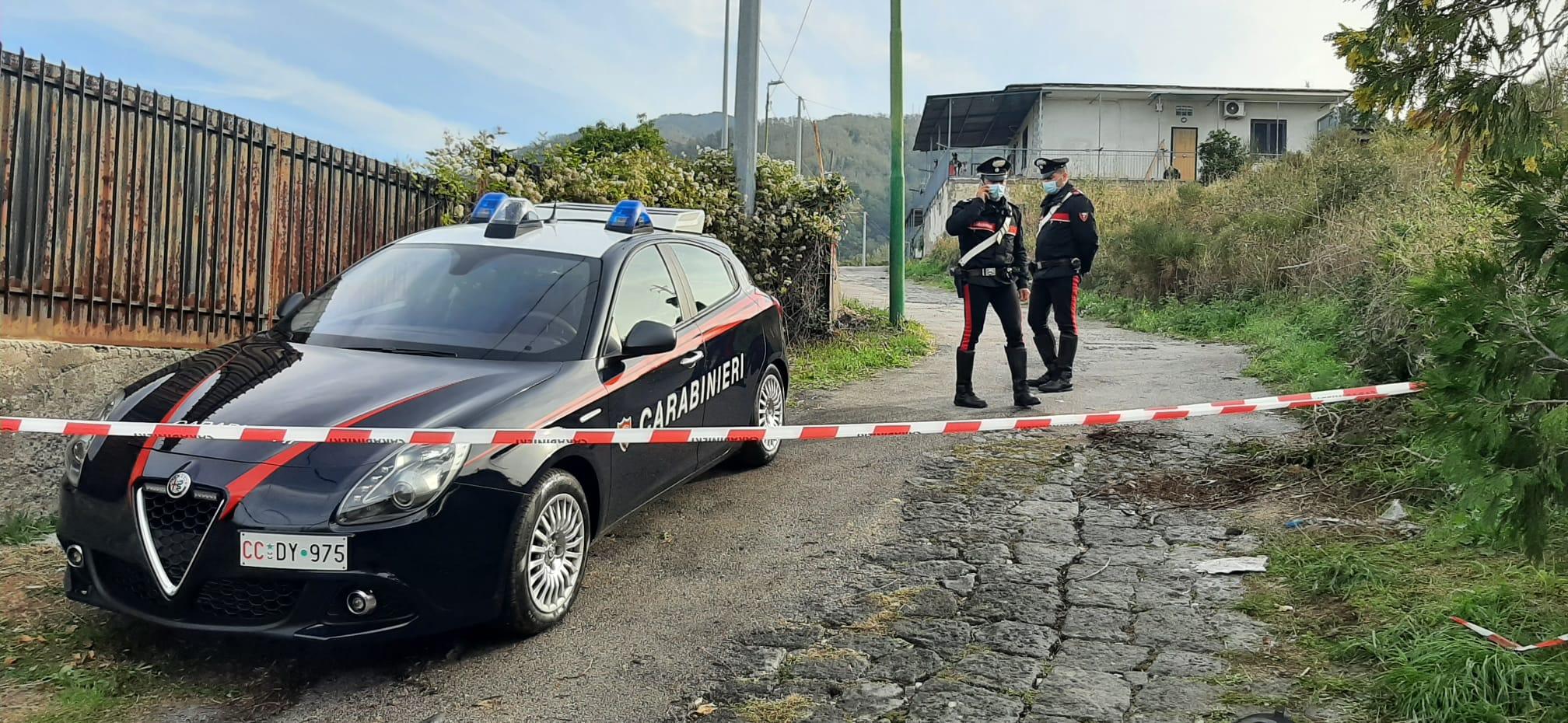 NDODH NË ITALI/ Kërcënoi pronarin e dyqanit me thikë dhe i theu xhamat, por u plagos, shqiptari gjendet i vdekur në makinë