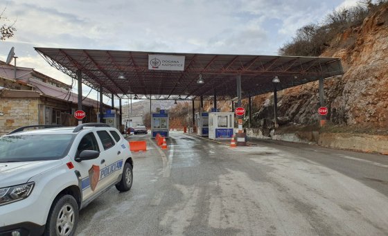 KARBURANT, MAKINË DHE MALLRA KONTRABANDË/ Bien në “grackën” e policisë tre inspektorët e korruptuar në Kapshticë