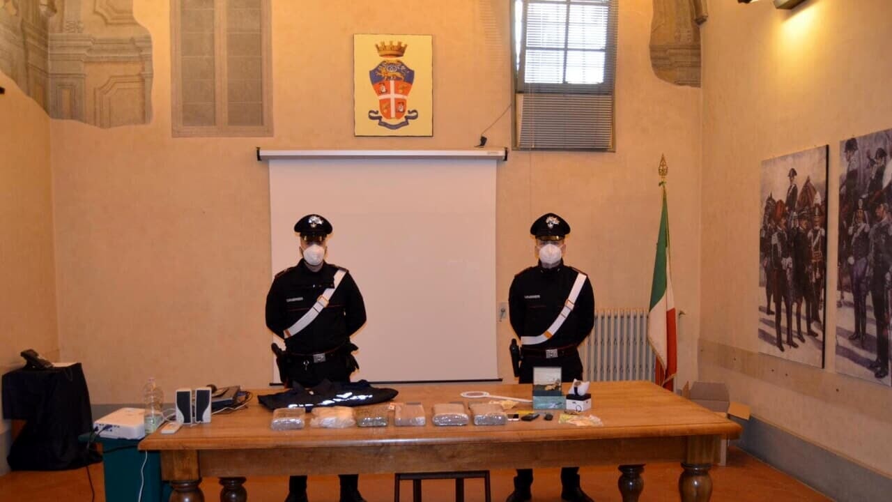 SHKATËRROHET GRUPI SHQIPTARO-ITALIAN/ Policia arreston 6 persona, kapet sasi e madhe droge