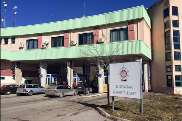 VALIXHIA PLOT ME DROGË/ Kapet mat e reja duke kaluar kufirin në Qafë Thanë