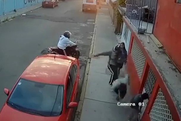 DY GRAITËSIT I PRENË RRUGËN/ Burri frikacak braktis të dashurën dhe ia mbath me vrap (VIDEO)