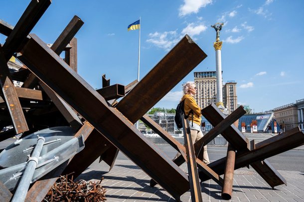 LUFTA ËSHTË KTHYER NË NORMALITET/ Si njerëzit në Ukrainë po shpërfillin sirenat pasi janë mësuar me rrezikun