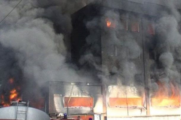 PAMJET/ Fabrika e peletit në Maliq përfshihet nga flakët, nuk dihet nëse ka njerëz brenda
