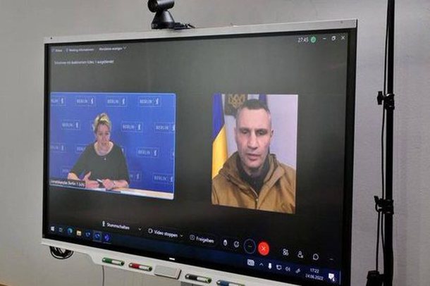 NDODH EDHE KJO/ U hoq si kryebashkiaku i Kiveit, burri misterioz komunikon për 15 minuta me zyrtaren gjermane