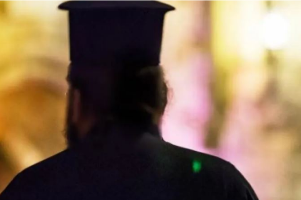 “SHKATËRROI ÇDO GJË NË SHTËPI”/ Arrestohet prifti për dhunë në familje, tmerroi gruan pasi…
