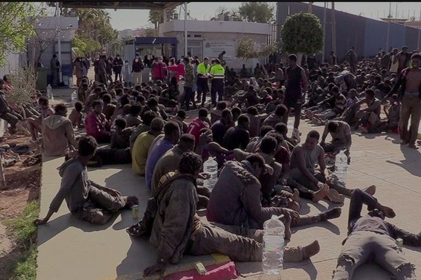 PAMJE TË RËNDA NGA KUFIRI SPANJËMROK/ Grumbuj kufomash, gjakderdhje dhe qindra emigrantë të plagosur