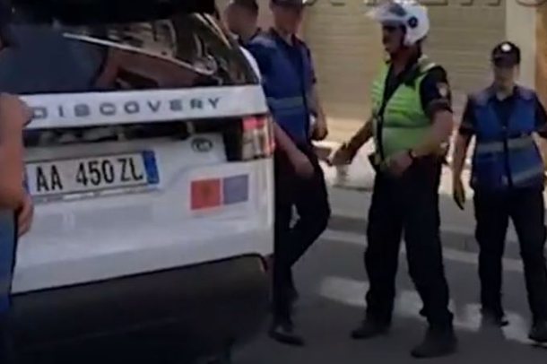 ARRESTIMI I PAPRITUR NË MES TË ELBASANIT/ Kush është “i forti” me Range luksoz që u vu në prangat e policisë (EMRI)