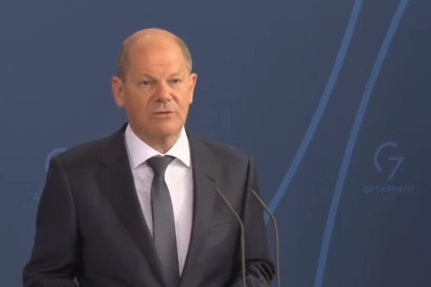 HEQJA E VIZAVE PËR KOSOVËN/ Scholz i ‘tërheq veshin’ Macron: Keni bërë ca premtime….