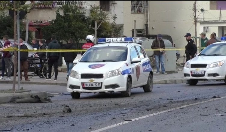SHPËRTHIM I FUQISHËM NË KAVAJË/ Hidhet në erë me tritol makina e një polici (EMRI)