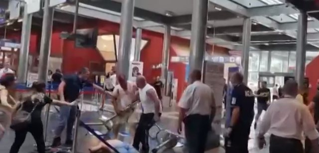 PUBLIKOHEN PAMJET SHOKUESE NGA SHERRI MASIV/ Ja momenti kur shqiptarët “përleshen” në aeroport